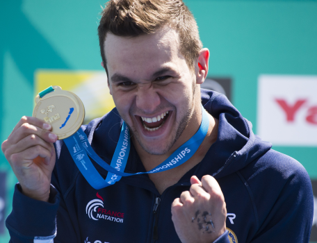 Axel Reymond sur le podium des Championnats d'Europe 2016 de Hoorn - Médaille d'or du 25km en eau-libre